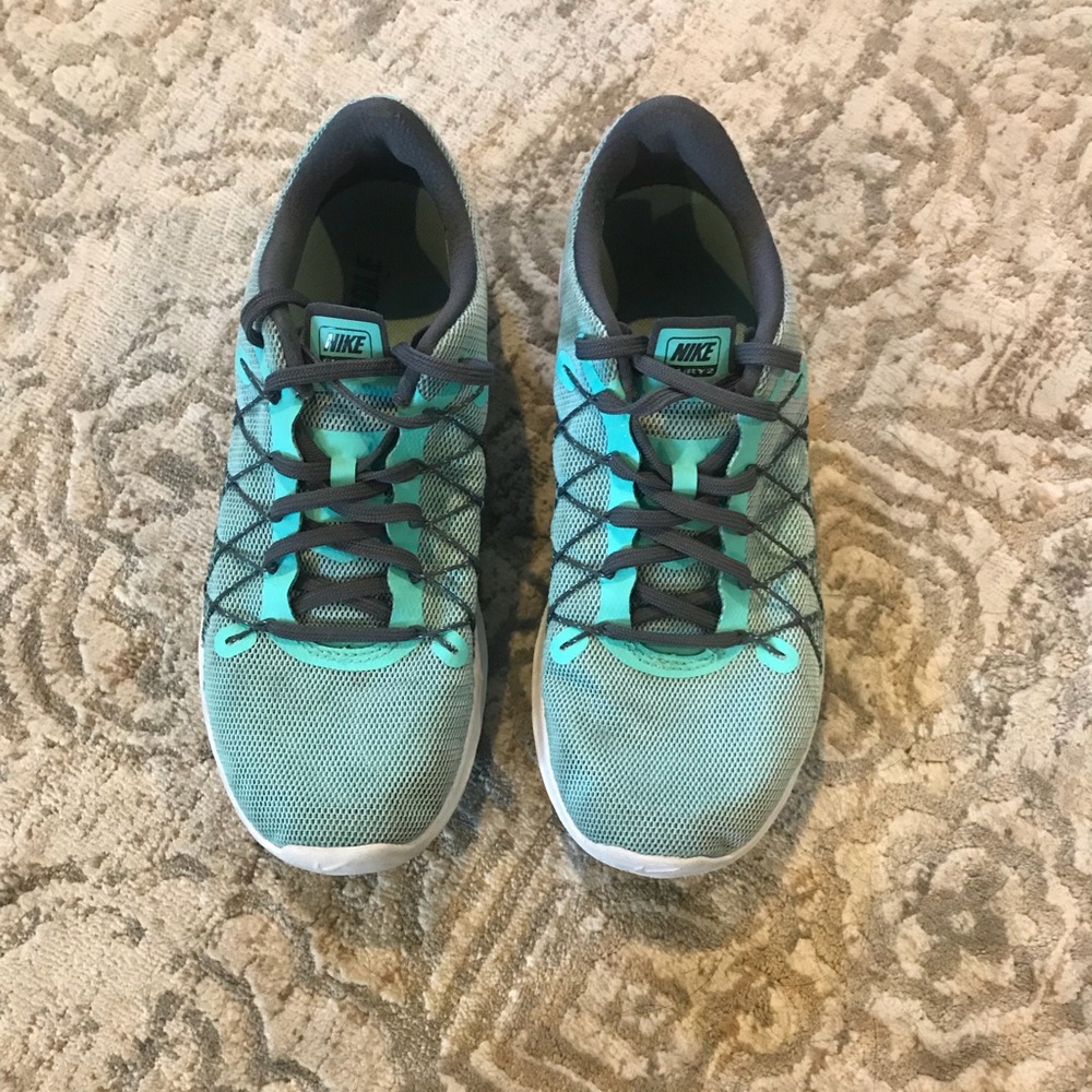 Women’s Nike tennis shoes